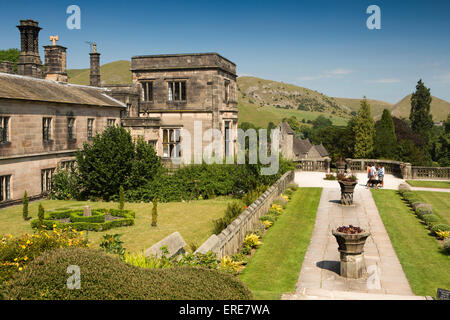 Ilam Halle, Kirche und Bunster Hill von den italienischen Gärten, Staffordshire, England, UK Stockfoto