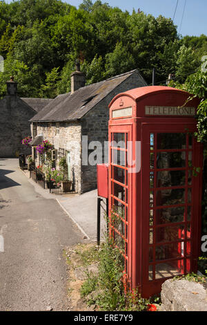 Großbritannien, England, Staffordshire, Dovedale, Milldale, alte rote Dorf K6 Telefonzelle Stockfoto