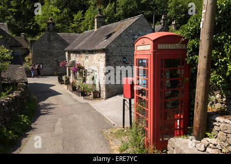 Großbritannien, England, Staffordshire, Dovedale, Milldale alte rote Dorf K6 Telefonzelle Stockfoto