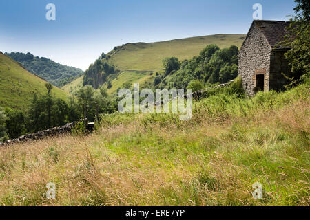 Großbritannien, England, Staffordshire, Dovedale, Milldale, Fußweg Zauntritt und Feld Scheune in abfallenden Wiese über dem Fluss Dove Stockfoto