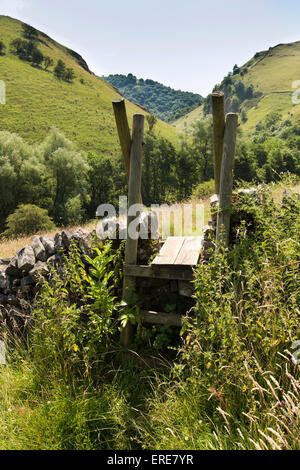 Großbritannien, England, Staffordshire, Dovedale, Milldale, Fußweg Stil über Trockenmauer über dem Fluss Dove Stockfoto