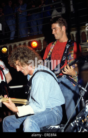 Roger Daltrey (geb. 1944), lead-Sänger mit der englischen Band The Who, abgebildete spielt e-Gitarre zusammen mit australischen Tennis star Pat Cash bei einem privaten Auftritt im Rampenlicht Club, London 1991. Neben Tennis spielt Cashs größte Leidenschaft gu Stockfoto