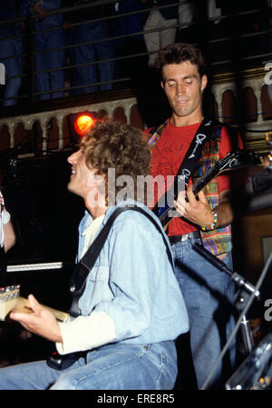 Roger Daltrey (geb. 1944), lead-Sänger mit der englischen Band The Who, abgebildete spielt e-Gitarre zusammen mit australischen Tennis star Pat Cash bei einem privaten Auftritt im Rampenlicht Club, London 1991. Neben Tennis spielt Cashs größte Leidenschaft gu Stockfoto