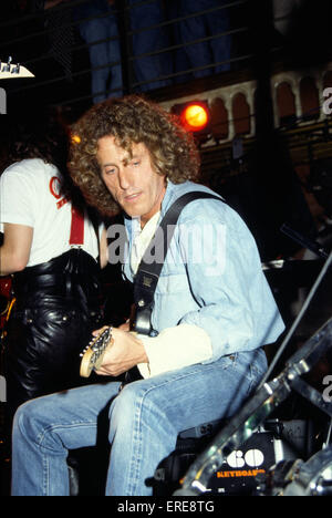 Roger Daltrey (geb. 1944), lead-Sänger mit der englischen Band The Who, e-Gitarre zu spielen, bei einem privaten Auftritt im Rampenlicht-Club, Stockfoto