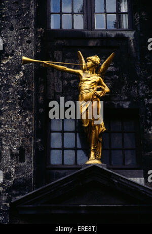 Vergoldete Statue des Engels weht eine Trompete in der Nähe der Grand-Place, Brüssel, Belgien. Stockfoto