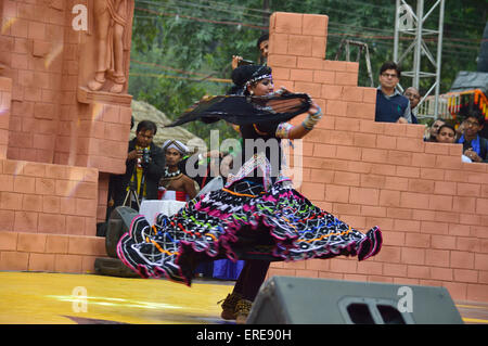 Rajasthani junge Mädchen Folk Tänzer tanzen Suraj Kund Mela, Chaupal Haryana in der Nähe von Delhi Indien Ist Februar 2015 Stockfoto