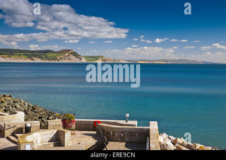 Ein Panorama auf der Suche nach Osten in Richtung Golden Cap Klippen von Lyme Regis auf der Jurassic Coast, Dorset, England, UK Stockfoto