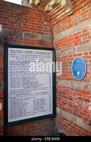 Blaue Plakette Mary Anning und historischen Versandkosten Gebühren in Lyme Regis auf der Jurassic Coast, Dorset, England, UK Stockfoto