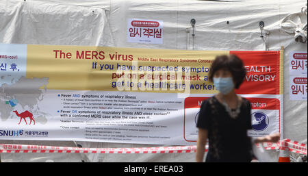 Seoul, Südkorea. 2. Juni 2015. Eine Frau geht vorbei an einem Quarantäne-Zelt für Menschen, die mit dem Virus verursacht MERS an der Seoul National University Hospital in Seoul, Südkorea, am 2. Juni 2015 infiziert sein könnten. Befürchtungen für Nahost respiratorische Syndrom (MERS) erreichte einen Höhepunkt in Südkorea, wie die ersten beiden Todesfälle und tertiären Infektion Dienstag berichtet wurden. Bildnachweis: Yao Qilin/Xinhua/Alamy Live-Nachrichten Stockfoto