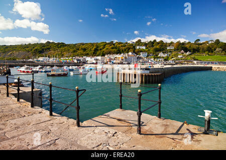 Die Hafeneinfahrt in Lyme Regis auf der Jurassic Coast, Dorset, England, UK Stockfoto