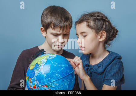 Teenager mit einem Blick auf einem Globus Mädchen Mädchen öffnete den Mund Stockfoto