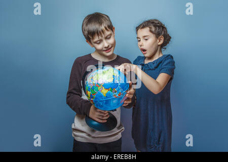 Teenager mit einem Blick auf einem Globus Mädchen Mädchen öffnete den Mund Stockfoto