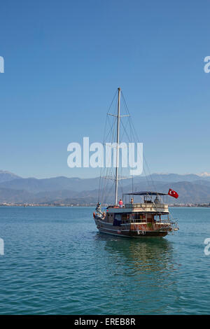 Eines der hölzernen Kardesler Boote für Ausflüge wie zum Beispiel die 12 Inselrundfahrt vom Hafen von Fethiye, Türkei. Stockfoto