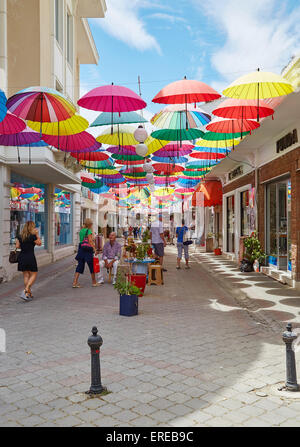 Bunte Schirme hängen über den Geschäften einer Straße in Paspatur, Altstadt, Fethiye, Türkei Stockfoto