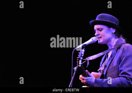 US-amerikanische Sängerin Madeleine Peyroux fotografiert in Konzert auf dem Cheltenham Jazz Festival. 2. Mai 2009. Stockfoto