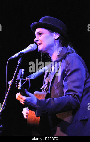 US-amerikanische Sängerin Madeleine Peyroux fotografiert in Konzert auf dem Cheltenham Jazz Festival. 2. Mai 2009. Stockfoto