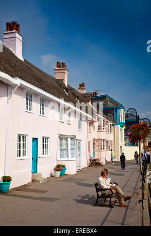 Direkt am Meer befindet sich auf der Promenade in Lyme Regis auf der Jurassic Coast, Dorset, England, UK Stockfoto