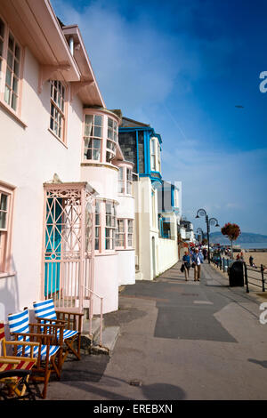 Direkt am Meer befindet sich auf der Promenade in Lyme Regis auf der Jurassic Coast, Dorset, England, UK Stockfoto