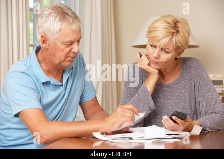 Älteres paar Finanzen überprüfen und gehen durch Rechnungen besorgt zusammen Stockfoto