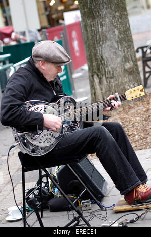 Straßenmusiker spielen auf eine Keks-Zinn-Gitarre. Metall bodied Gitarre. Stockfoto