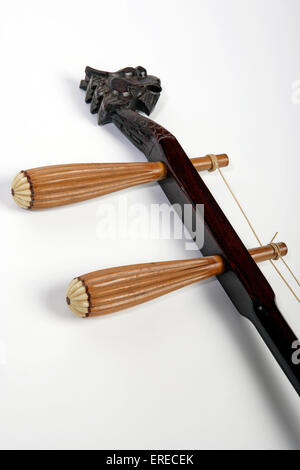 Erhu, Heringe Detail zeigt die Schriftrolle des Drachen-Kopf und das tuning. Stockfoto