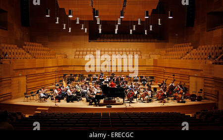 Centro Cultural Miguel Delibes, Konzertsaal, Vallidolid, Spanien - Interieur, Klavier Louis Lortie, BBC National Orchestra of Wales Stockfoto