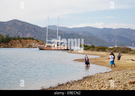 Eines der hölzernen Gulet Kardesler Boote für Ausflüge wie zum Beispiel die 12 Inselrundfahrt vom Hafen von Fethiye, Türkei. Stockfoto