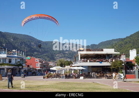 Paragliding in Oludeniz, in der Nähe von Fethiye, Türkei. Kommen, um am Strand zu landen. Stockfoto