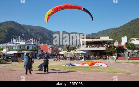 Paragliding in Oludeniz, in der Nähe von Fethiye, Türkei. Kommen, um am Strand zu landen. Stockfoto