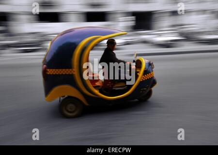 Cocotaxi in den Straßen von Havanna, Kuba. Stockfoto