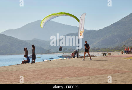 Paragliding in Oludeniz, in der Nähe von Fethiye, Türkei. Kommen, um am Strand zu landen. Stockfoto