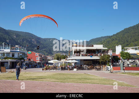 Paragliding in Oludeniz, in der Nähe von Fethiye, Türkei. Kommen, um am Strand zu landen. Stockfoto