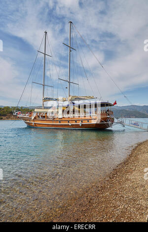 Eines der hölzernen Gulet Kardesler Boote für Ausflüge wie zum Beispiel die 12 Inselrundfahrt vom Hafen von Fethiye, Türkei. Stockfoto