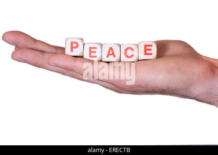 Das Wort Frieden mit hölzernen Würfel auf die He Palme der Hand geschrieben. Isoliert auf weißem Hintergrund Stockfoto