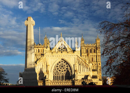 Der mittelalterliche Westfassade der Kathedrale von Exeter und das Kriegerdenkmal im Spätherbst Licht beleuchtet. Stockfoto