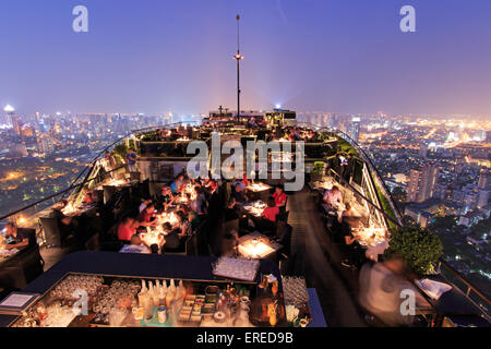 Bangkok, Thailand - April 15,2015: Bangkok bei Nacht aus einer Bar auf dem Dach mit vielen Touristen genießen die Szene betrachtet Stockfoto