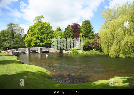 Eine mittelalterliche Lastesel-Brücke überspannt den Fluss Wye im Ashford-in-the-Water, Peak District National Park UK - Juni Stockfoto