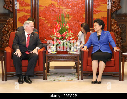 Peking, China. 1. Juni 2015. Chinese Vice Premier Liu Yandong (R) trifft sich mit Larry Hogan, Gouverneur des US-Bundesstaat Maryland, in Peking, Hauptstadt von China, 1. Juni 2015. © Ma Zhancheng/Xinhua/Alamy Live-Nachrichten Stockfoto