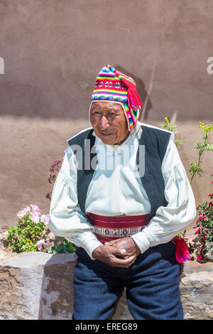 Taquileño alten Mann mit traditionellen hellen Strickmütze und lokalen Kleid, Lächeln, Insel Taquile, Titicaca-See, Altiplano, Peru Stockfoto