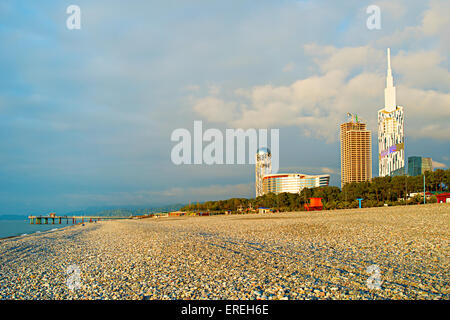 Leere Batumi Strand bei Sonnenuntergang. Adscharien Region, Georgien Stockfoto