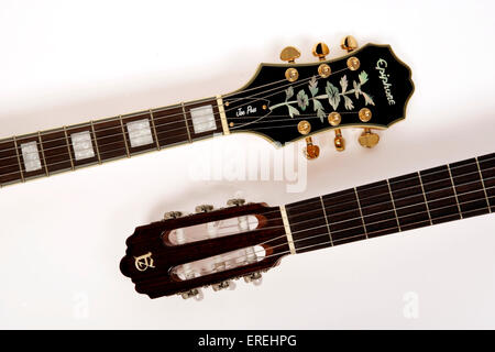 Hals und Kopf des Semi-akustische e-Gitarre von Epiphone und akustischer Gitarre vom Alhambra Spanien. Stockfoto