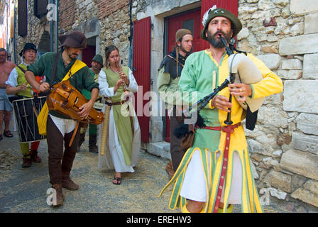 Musiker in mittelalterlichen Kostümen, spielen galizischen Dudelsack, Drehleier, Schalmeien und Tabor in den Straßen des mittelalterlichen Dorfes Stockfoto