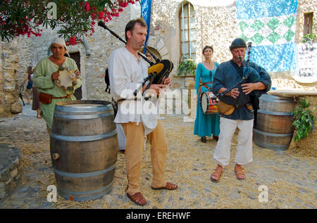 Musiker in mittelalterlichen Kostümen, Tamburin, Tabor und galizischen Dudelsack im Dorf Aiguèze im Languedoc Stockfoto