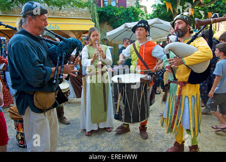 Musiker in mittelalterlichen Kostümen, spielen galizischen Dudelsack, Schalmei und Tabor in dem mittelalterlichen Dorf Aiguèze in der Ardèche Stockfoto