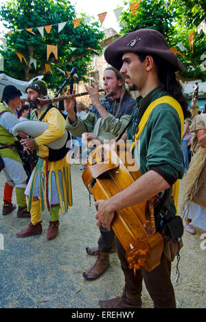 Musiker in mittelalterlichen Kostümen, Drehleier, Schalmei und galizischen Dudelsack in dem mittelalterlichen Dorf Aiguèze in der Stockfoto