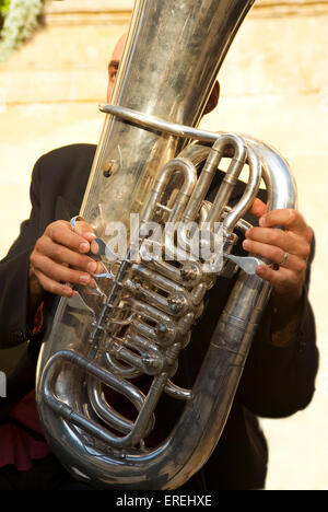 Nahaufnahme der Basstuba Spielers Hände auf Ventile. Stockfoto