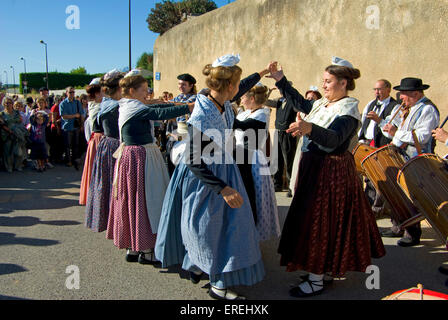 Tänzerinnen in schlendernd Kostümen, während das Winzerfest im Dorf Chusclan, im Languedoc Stockfoto