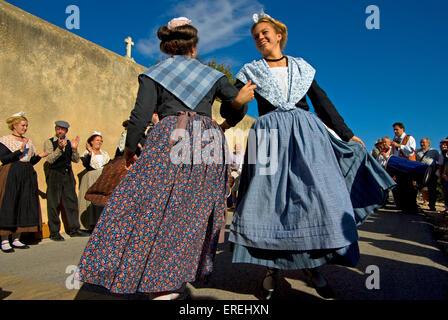 Tänzerinnen in schlendernd Kostümen, während das Winzerfest im Dorf Chusclan, im Languedoc Stockfoto