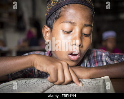 1. Juni 2015 - Kulai, Johor, Malaysia - Rohingya Kinder in eine Madrasa (muslimische religiöse Schule) in Kulai, Malaysia. Die Rohingya-Kinder dürfen nicht malaysische Schulen besuchen. Die Medrese ist in einem baufälligen Gebäude mit Löchern im Dach und Verkabelung ausgesetzt. Die UNO sagt die Rohingya, einer muslimischen Minderheit im westlichen Myanmar sind die am meisten verfolgte ethnische Minderheit in der Welt. Die Regierung von Myanmar besteht die Rohingya sind illegale Einwanderer aus Bangladesch und hat sich geweigert, ihnen Staatsbürgerschaft zu gewähren. © ZUMA Press, Inc./Alamy Live News Stockfoto