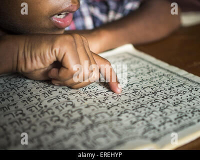 1. Juni 2015 - Kulai, Johor, Malaysia - Rohingya Kinder in eine Madrasa (muslimische religiöse Schule) in Kulai, Malaysia. Die Rohingya-Kinder dürfen nicht malaysische Schulen besuchen. Die Medrese ist in einem baufälligen Gebäude mit Löchern im Dach und Verkabelung ausgesetzt. Die UNO sagt die Rohingya, einer muslimischen Minderheit im westlichen Myanmar sind die am meisten verfolgte ethnische Minderheit in der Welt. Die Regierung von Myanmar besteht die Rohingya sind illegale Einwanderer aus Bangladesch und hat sich geweigert, ihnen Staatsbürgerschaft zu gewähren. © ZUMA Press, Inc./Alamy Live News Stockfoto